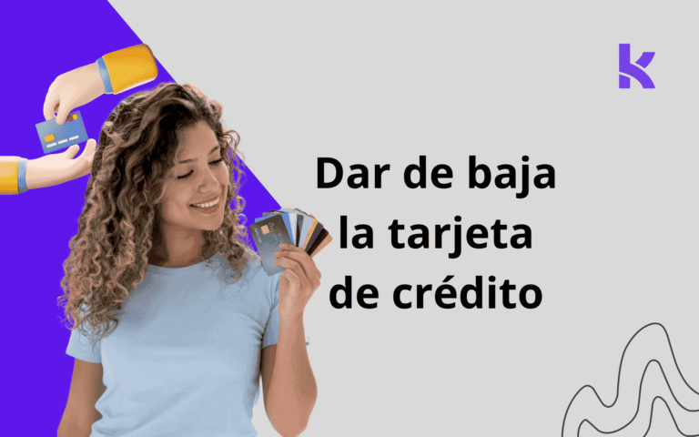 mujer contenta porque pudo dar de baja su tarjeta de credito