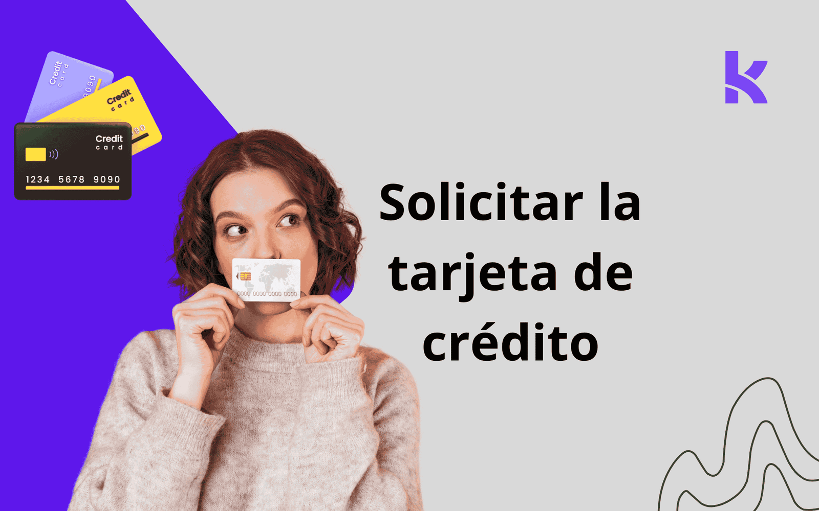 chica con una tarjeta de crédito en la cara ya que pudo solicitar su tarjeta de credito nueva