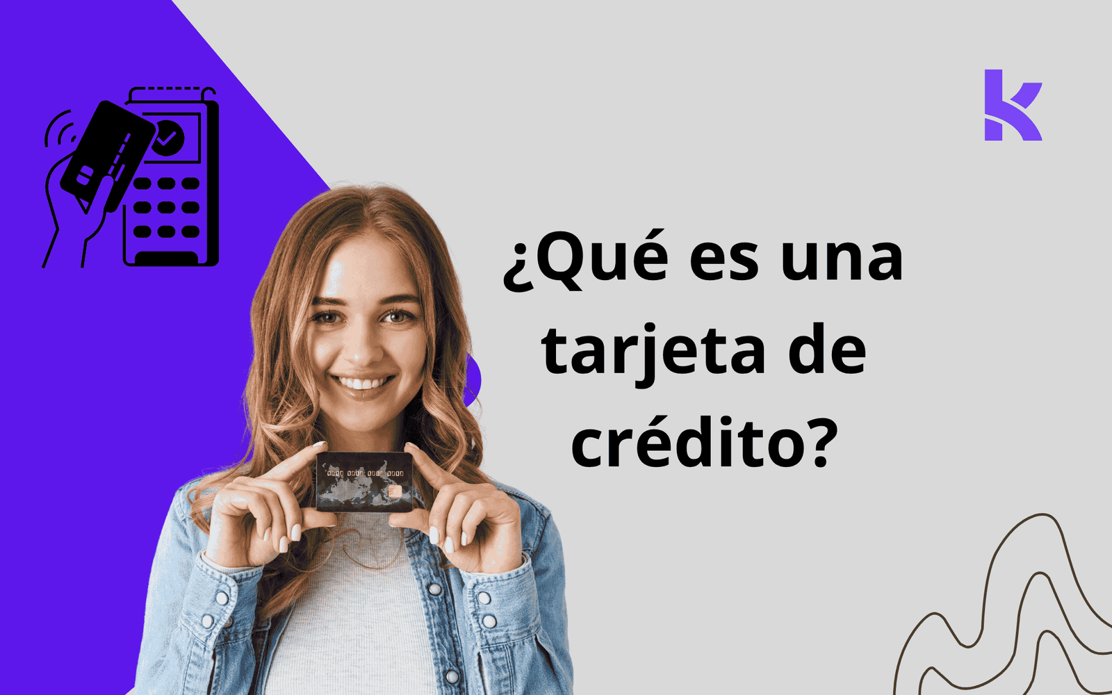 chica con una tarjeta de crédito en las manos explicando que una tarjeta de credito