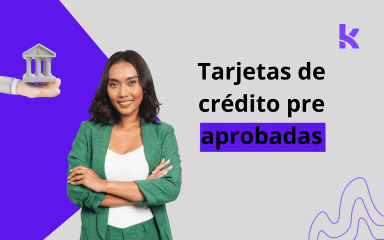 agente bancario explicando que es una tarjeta de credito preaprovada